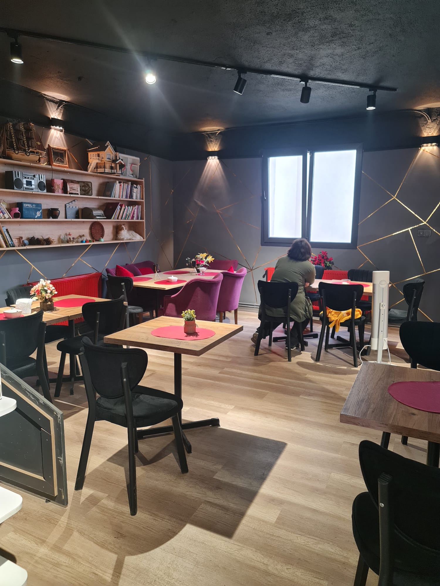 61on Cafe Balıkesir iç mekan oturma alanı